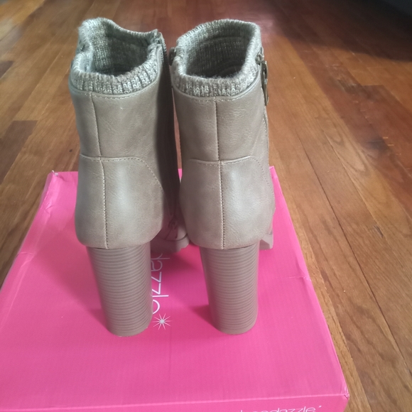 Size 9 bootie - Picture 3 of 3